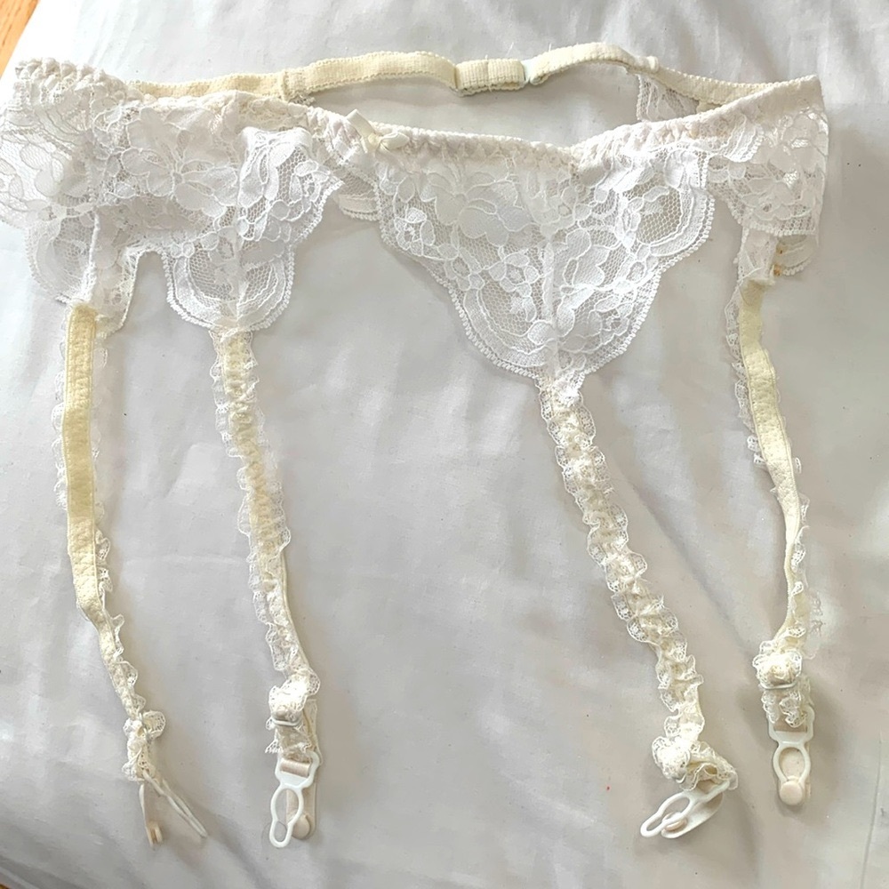 White lace bridal garter belt!  Circa 1980s size M